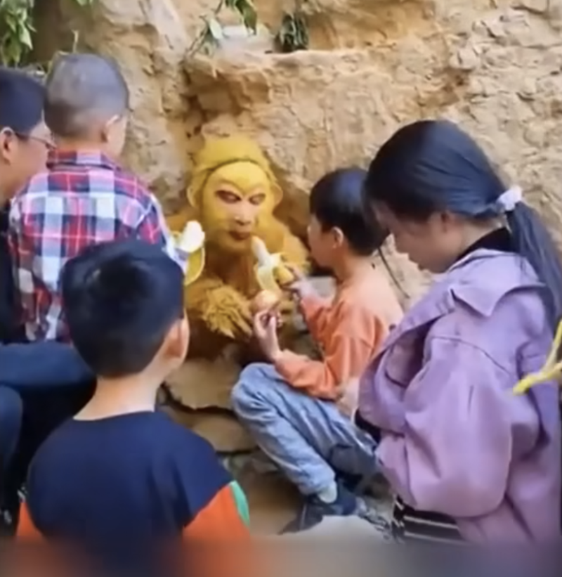 夢幻工作？扮演「孫悟空」被壓五指山　遊客狂餵食員工崩潰：受不了