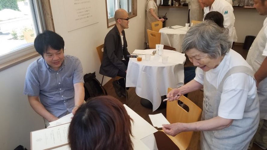 東京這間「會上錯菜的餐廳」店員全是失智症老奶奶，你完全想不到「她會送上什麼」超有驚喜！