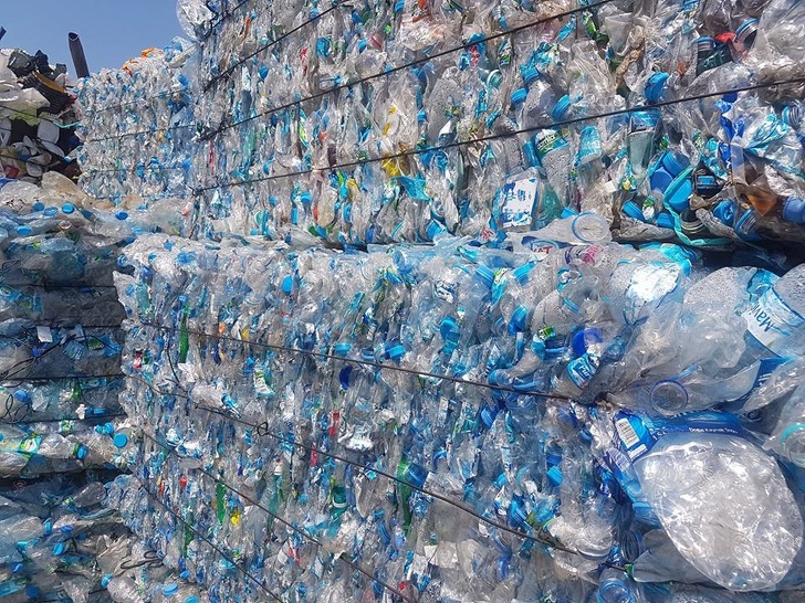 用回收塑膠鋪路！創意公司讓廢物再利用　「塑膠道路」造價便宜更耐用