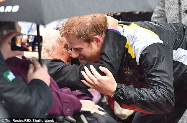 2年前見過一面…　97歲老奶奶盼與哈利王子重逢　王子人群中「秒認出她」動作暖翻