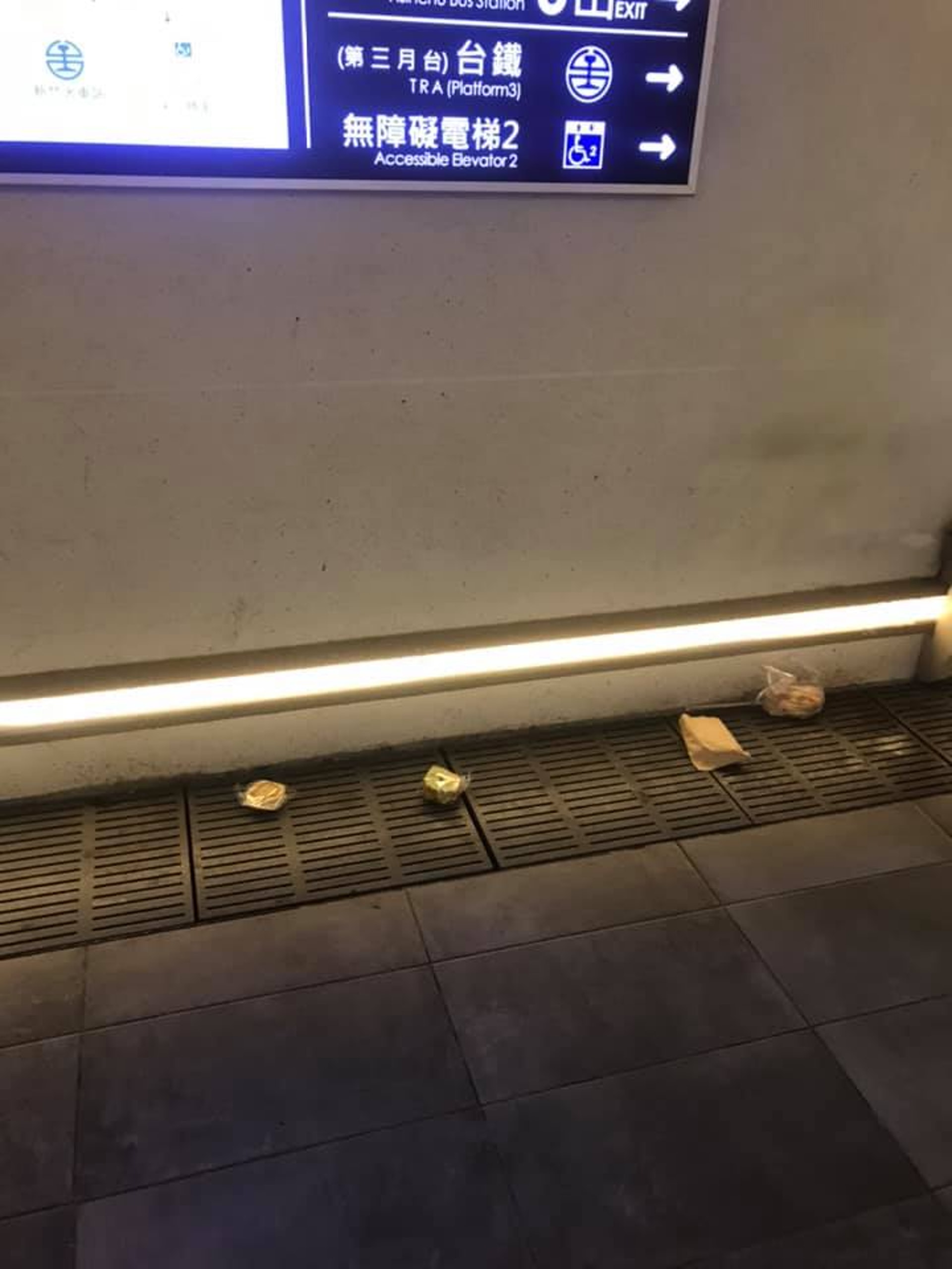 新竹男贈麵包「愛心被丟水溝」　囂張街友「吃的不要只要錢」
