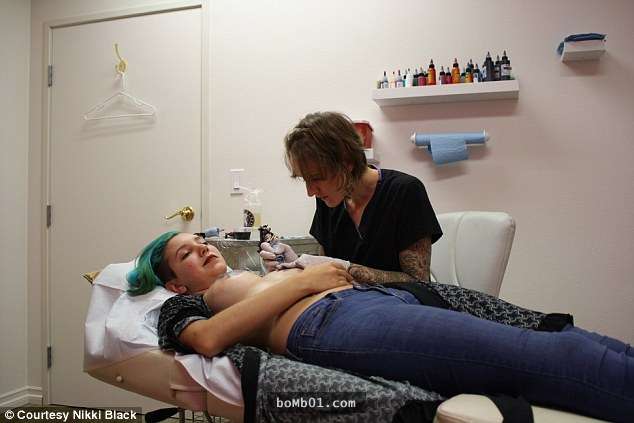 23歲的她因為得了乳癌而切除了雙乳，但她竟然把手術疤痕轉換成…朋友看到把讚按爆了！