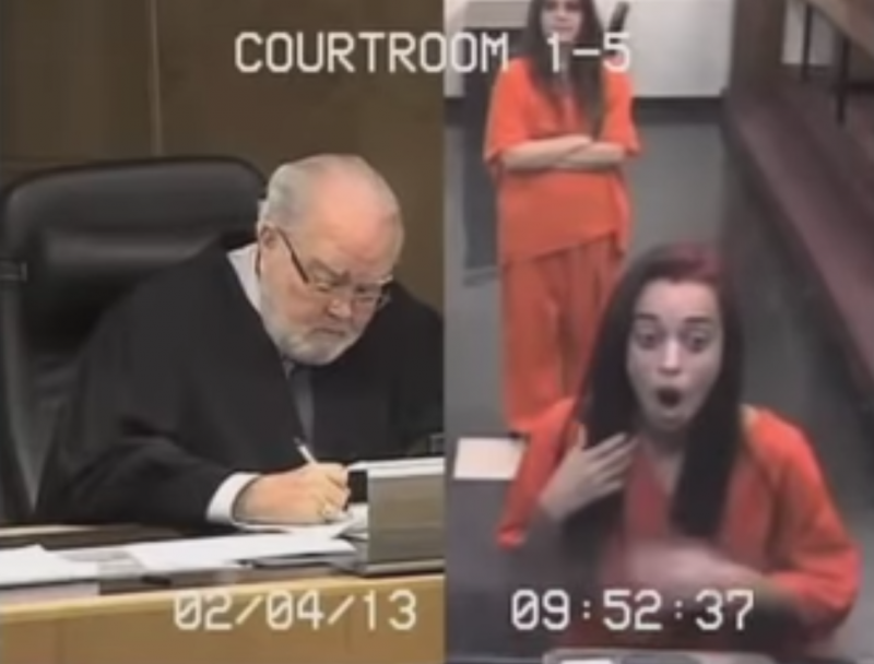 法官面前裝可愛、比中指　18歲女孩遭「重判」當庭嚇傻