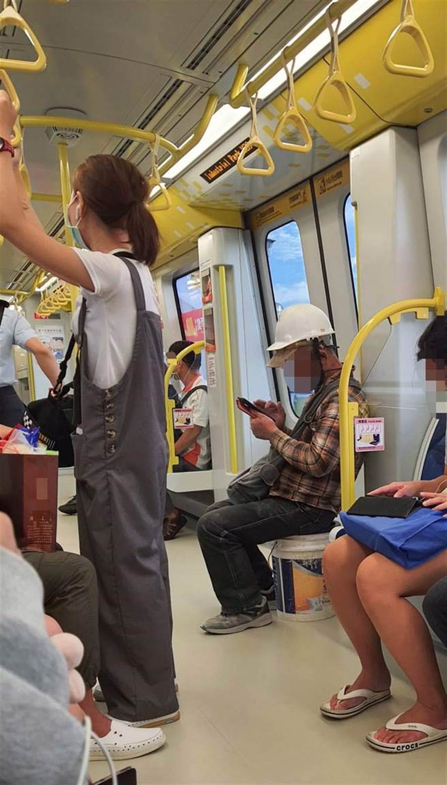 工人搭捷運「自備油漆桶」屈身坐　原因讓人不捨：不想弄髒座位…
