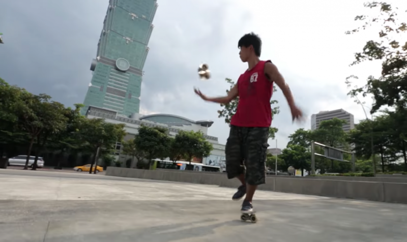 2男生在台北街頭秀「飄移板特技」　路人猛回頭看無法忽視的酷帥