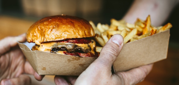 科學家告訴你為什麼下次走進麥當勞「要一次點2個漢堡」，因為這樣比你只吃麥片更健康！
