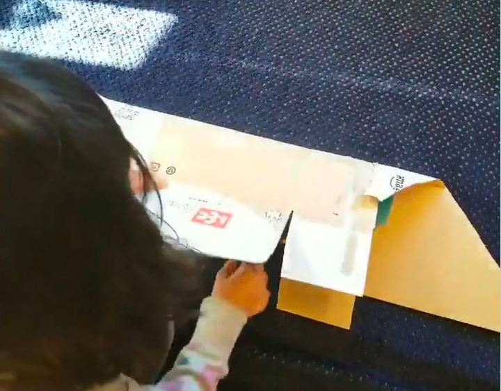 天才女兒把「網購紙箱」變折衣神器！　巧手摺出「方豆腐」媽媽也覺得她好神