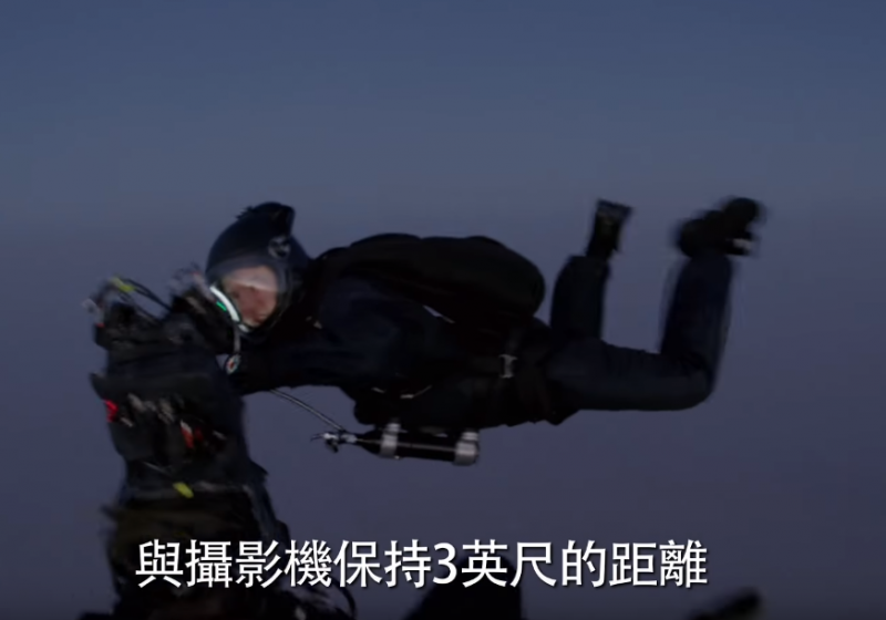 阿湯哥豁出去「挑戰超危險跳傘」　幕後花絮讓影迷都看傻了眼