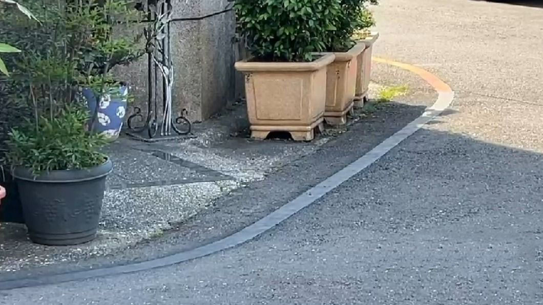 家門有紅線！台南阿伯整條噴黑　網傻眼：路是他家的？！