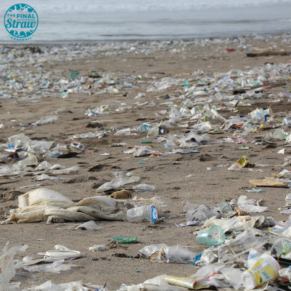 看到環境髒污無法忍　70歲嬤「一年清52個海灘」還留下環保塗鴉