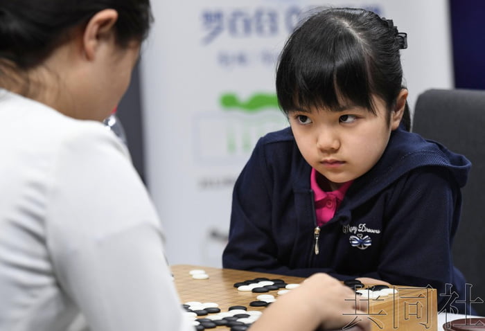 比賽時「一張冷臉」紅遍網路　10歲女圍棋職業選手「史上最年輕」引話題
