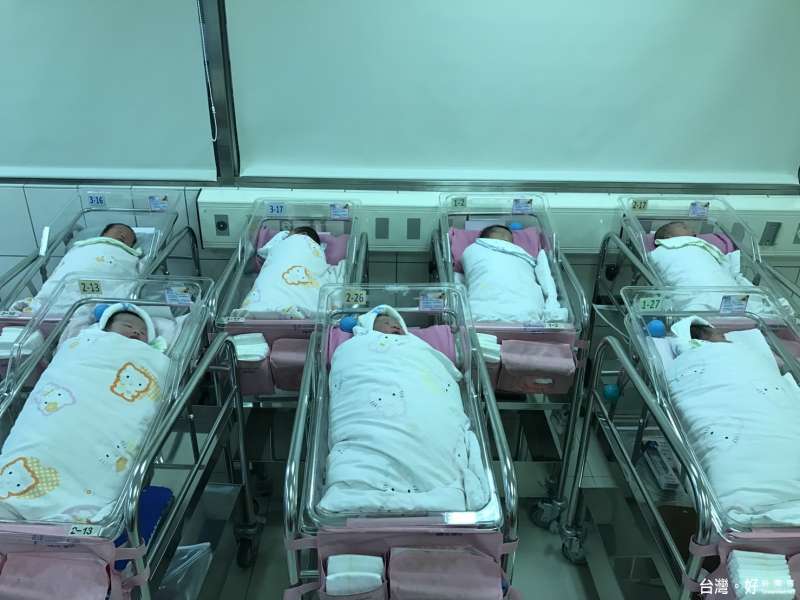生育率全球第三低！　台灣家庭「錢不夠，不敢生」　月入沒有10萬根本不用想