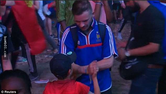 法國球迷知道自己的國家隊輸了當場忍不住落淚，就在此時一名小男孩突然碰了他身體…