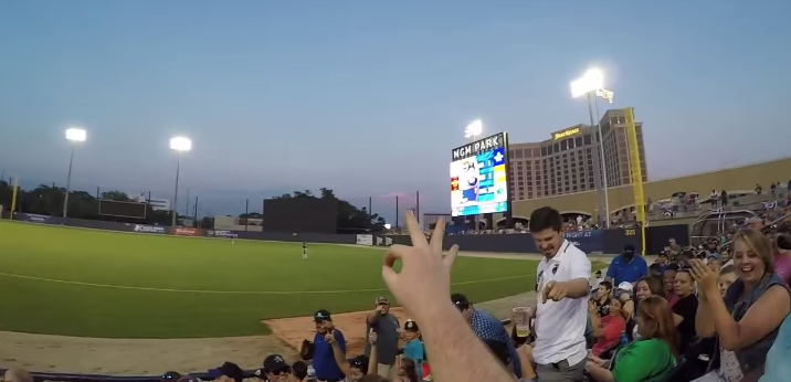 棒球現場有神人「一邊拍影片、一邊接球」　精準瞬間引起觀眾歡呼