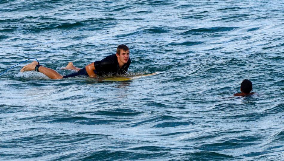 海中冒出一顆頭！11歲男孩困激流　衝浪泳客「滑過去神救援」不留名