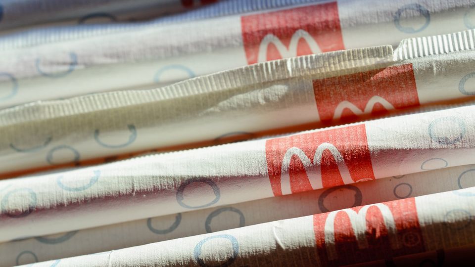 麥當勞減塑推「紙吸管」被罵沒用　官方也承認：這些吸管根本不能回收