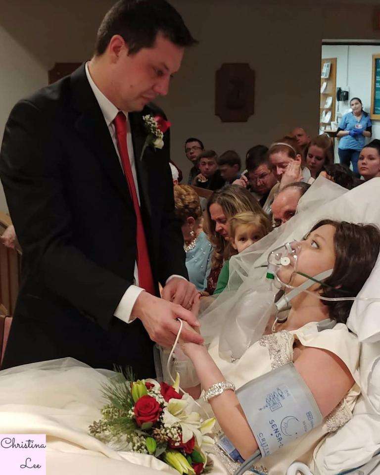 罹癌未婚妻撐不到婚禮那天⋯　他提早在醫院舉行婚禮　18小時後她笑著離開了
