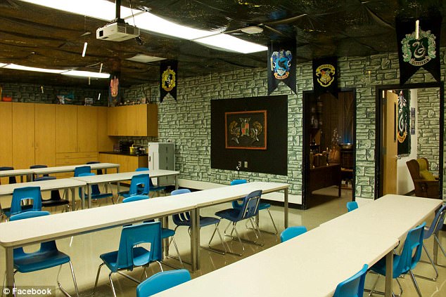 這個老師在暑假時偷偷把課室改造成「霍格華茲魔法學校」，學生走進去一看全都High到尖叫不停！