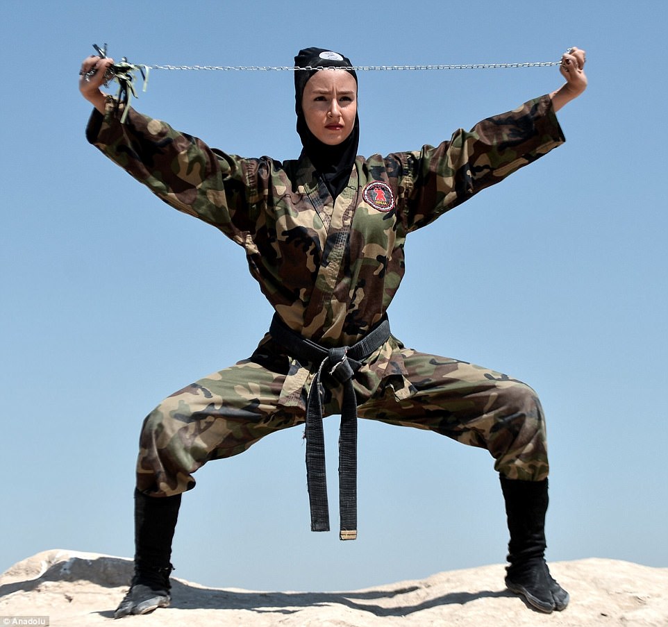 4000名伊朗女生「完全顛覆了大家對她們的印象」，穿著軍裝卻化身忍者的衝突感超霸氣！