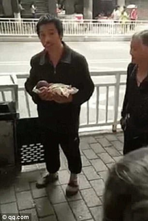 這個男子在撿破爛時從垃圾桶抱出一個寶寶，警察找到爸爸時對方竟說「他是早產兒所以要丟掉」！