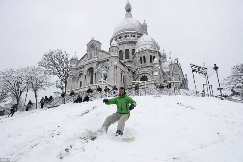 30年一見的大雪！　「白色巴黎」超夢幻　積雪達到罕見的17.8公分