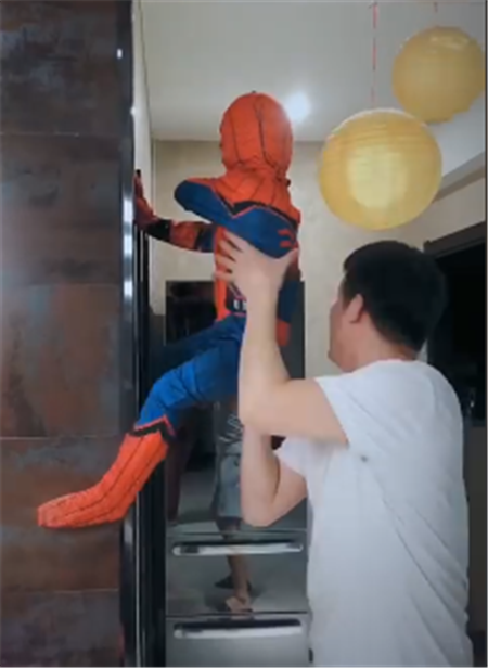 暖爸手動托高高「圓兒子的蜘蛛人夢」　網友看得心疼：爸爸好累！