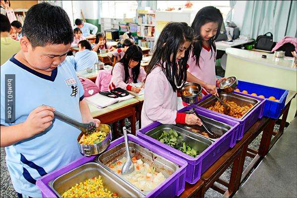 暖心老師用「一鍋蘿蔔貢丸湯」教會學生做人最重要道理，這一張照片讓3萬網友都哭了！