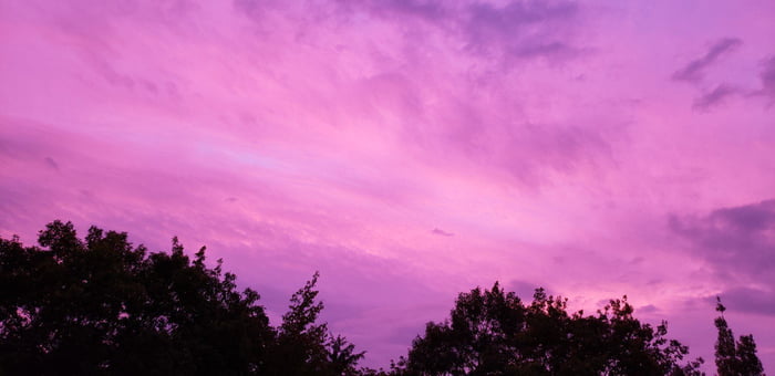 年度最強颱「哈吉貝」讓天空變迷幻紫　日網友拍下異象：真的是魔王來了