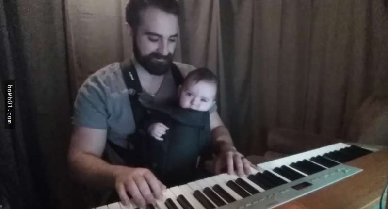 這位爸爸抱著寶寶坐在鍵盤前，接下來他演奏「這首哄睡神曲」讓寶寶在20秒內就進入夢鄉！