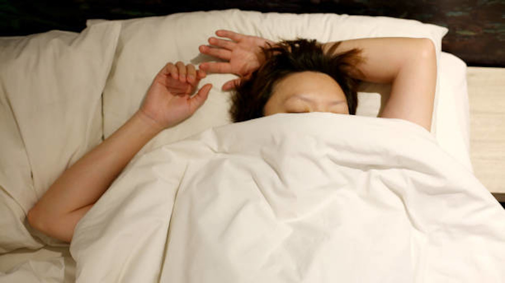 睡覺「手舉過頭頂」恐有2種病！醫曝最佳睡姿：平躺對脊柱最好！