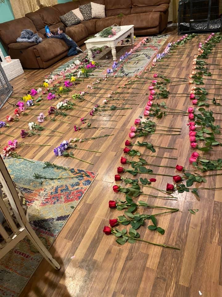 「我不想有女孩覺得自己不重要」　神級暖男買170朵玫瑰「送全校女生」過最甜情人節❤