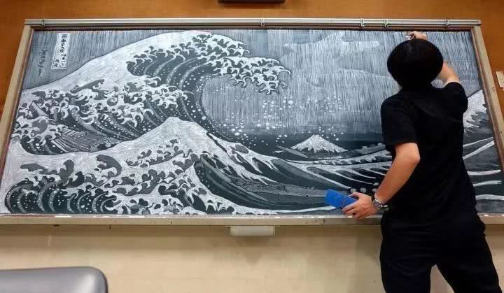 最強黑板畫！神人老師成為學生們的偶像　畫技讓網友直呼好厲害