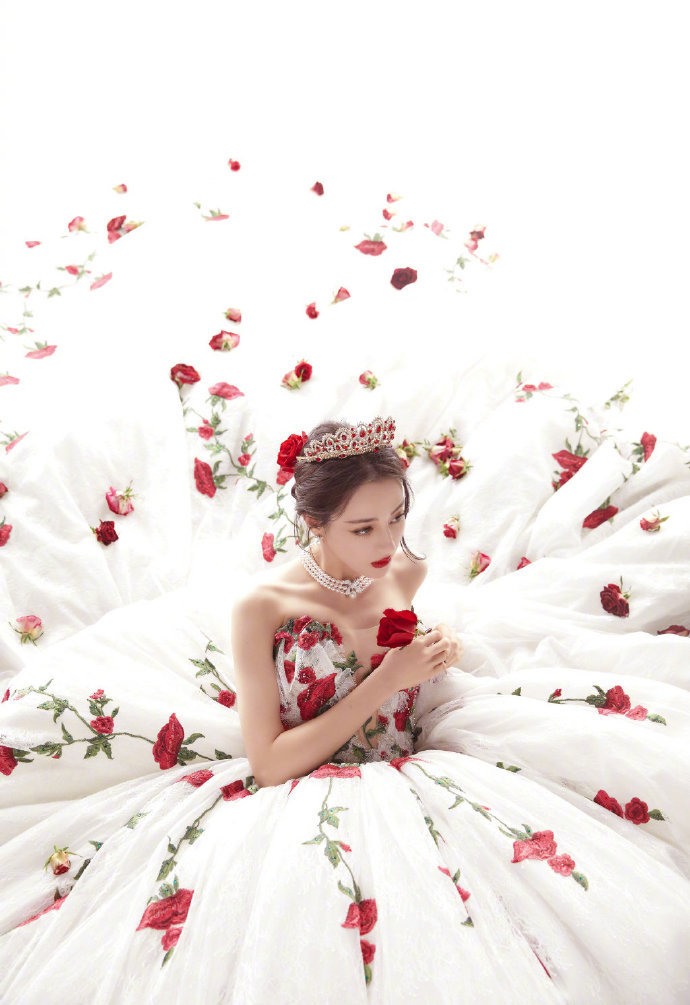 迪麗熱巴「玫瑰花禮服」絕色造型太驚豔　網友全戀愛：是玫瑰仙子♡