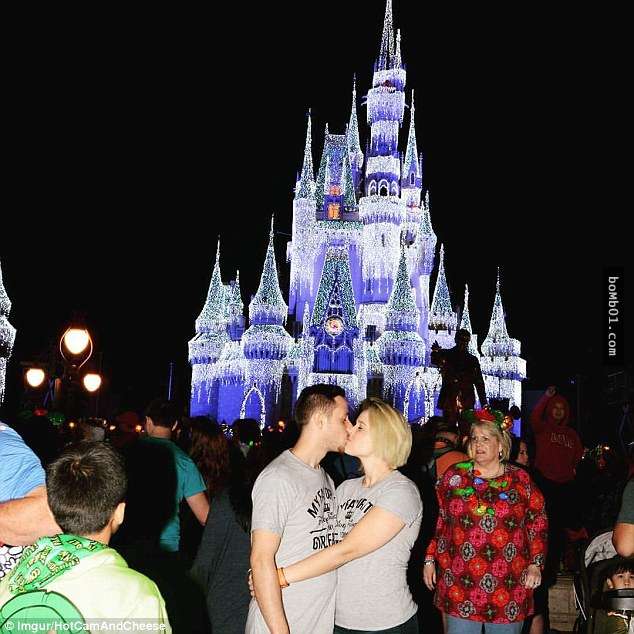 這張原本應該是很浪漫的迪士尼樂園紀念照，卻因為「一個亮點」而讓網友笑哭了！