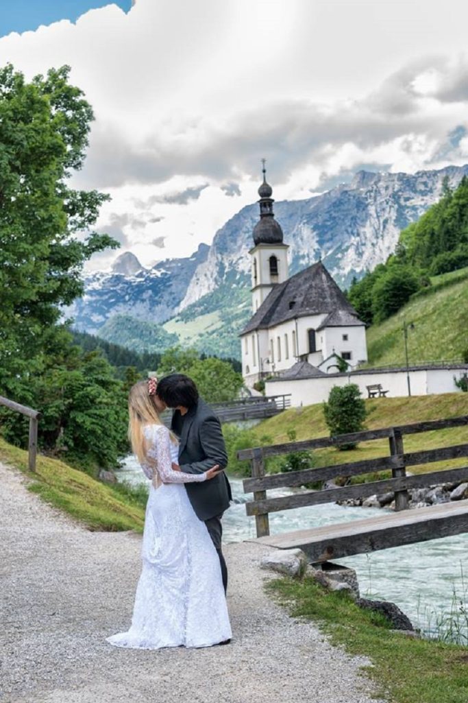 這對新人的「史詩級婚紗照」環遊了11個國家拍攝，完全不求人只花了3萬就完成！