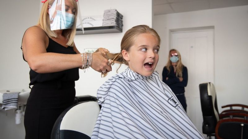 很怕剪頭髮...9歲男童體驗「人生首次剪髮」　超長秀髮「全捐出去」：是個小暖男♡
