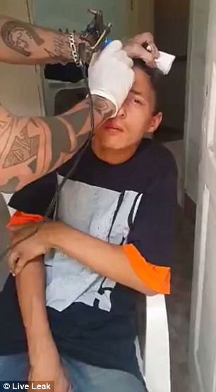 刺青師抓到少年小偷後並沒有報警，反而動私刑強迫他接受「超侮辱的額頭刺青」！