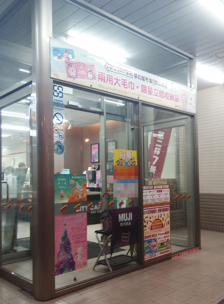 便利商店外「多蓋一間玻璃屋」有什麼用？店員曝隱藏功能