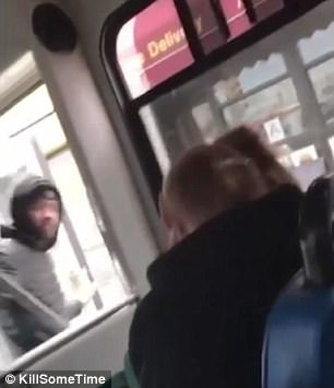白人女子在公車上「連續4次用歧視字眼」嗆黑人男子，結果黑人一掌就讓她神智不清！