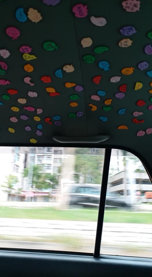 搭計程車一抬頭見到「滿滿便條紙」　他內心好暖：都是乘客的心願