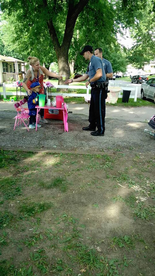 3歲小女孩為了買警察制服擺攤賺錢，結果「各路警察突然現身協助」讓她開心炸了！