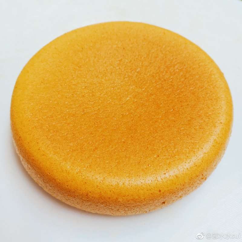不沾鍋烤蛋糕變出「好大一朵杏鮑菇」　網噴笑：它沒說不沾蓋啊