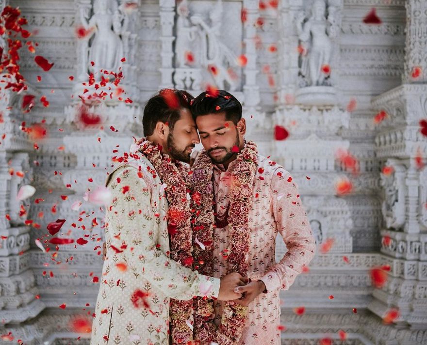 不畏流言！印度同志情侶寺廟完婚　絕美「寶萊塢式婚紗照」席捲整個世界