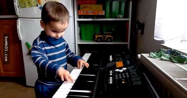 這個3歲小男孩的眼睛幾乎看不到任何東西，但是他在鋼琴上的天賦一定會讓你感到驚訝。