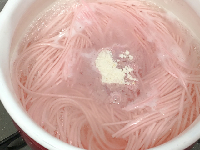 日本推「夢幻粉紅Hello Kitty泡麵」　滿滿的櫻花麵用看的就被治癒了