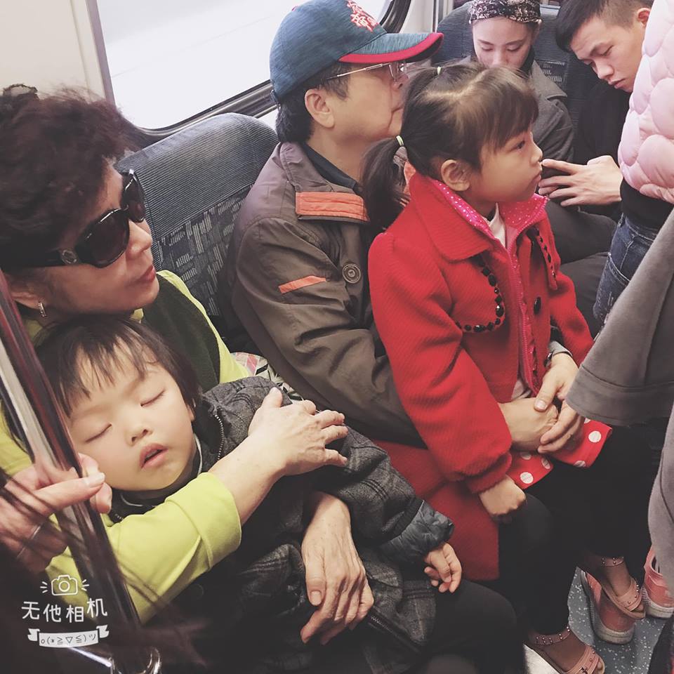 連假1打2坐火車被擠爆！　陌生公嬤借膝蓋「當金孫抱住」小孩放鬆秒睡