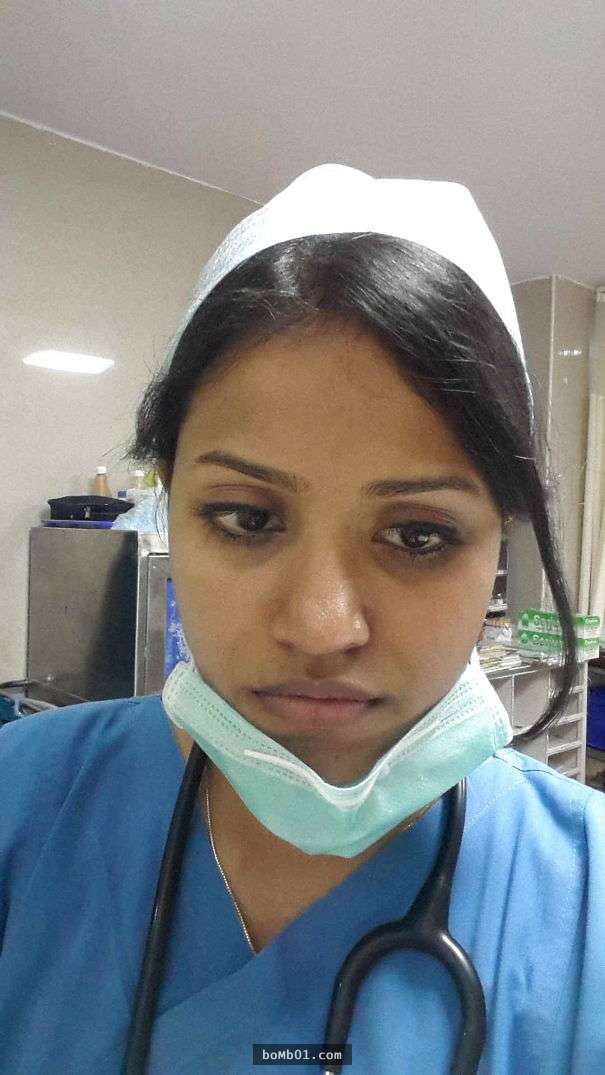 一名網友把醫師在睡覺的照片上傳網路批評她偷懶…許多醫師們看到後決定上傳照片進行反擊！