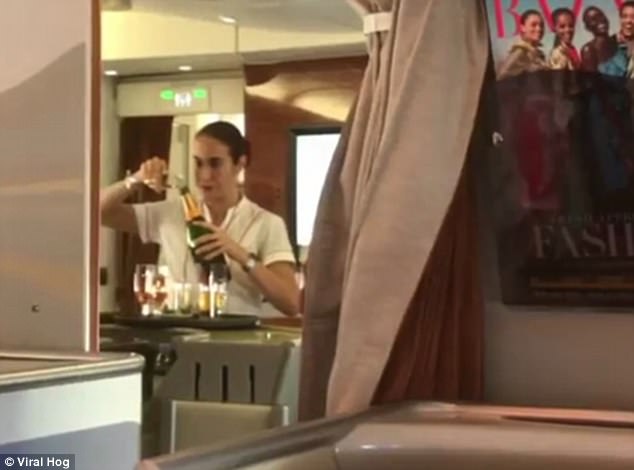 這家航空的空姐竟然把乘客喝剩的的香檳「回收」，影片清楚拍下她再倒入瓶內的證據！