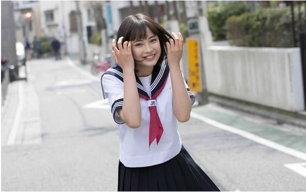 這就是你可以模仿學習的「水手服日本女生的拍照姿勢」，保證你也可以變得很卡哇伊！