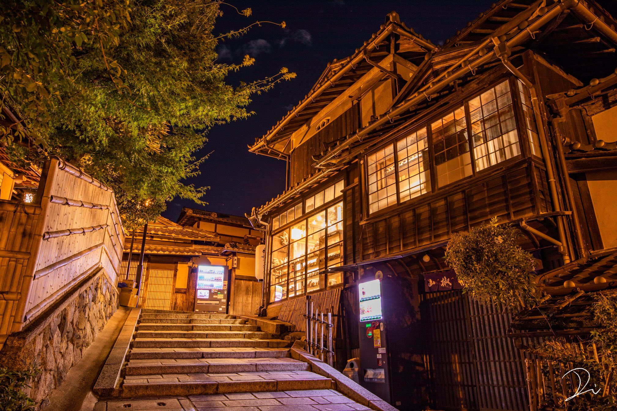 一個人都沒有的夜間京都！　攝影師拍下「歷史物語繪卷」看不出是現實世界